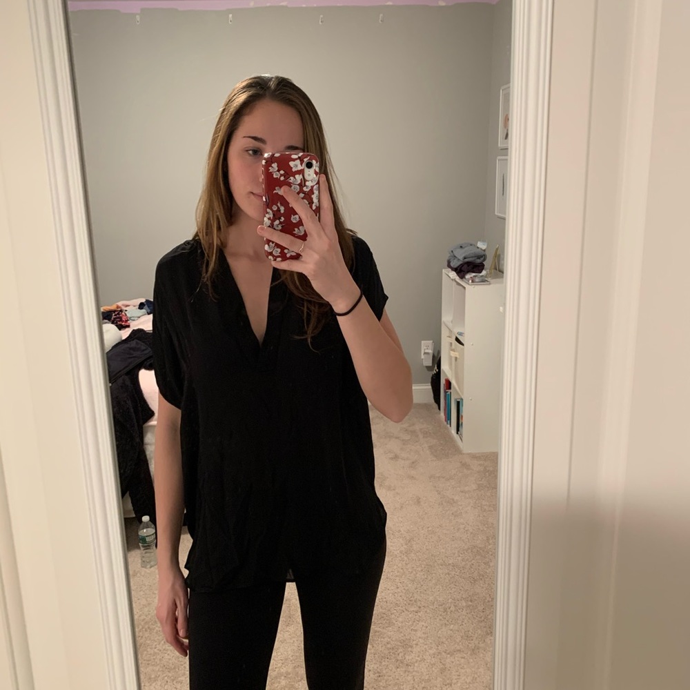 Black vneck top